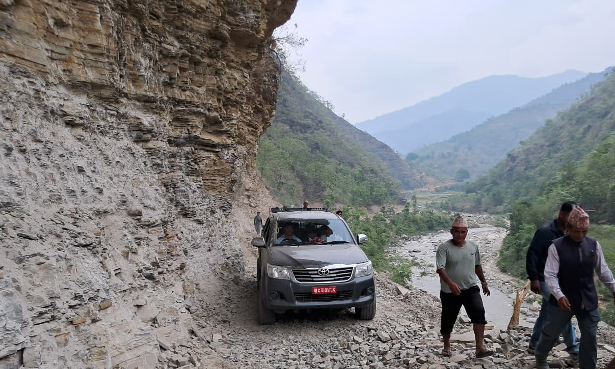 घर्तीभिरको चट्टान फुटाइयो   